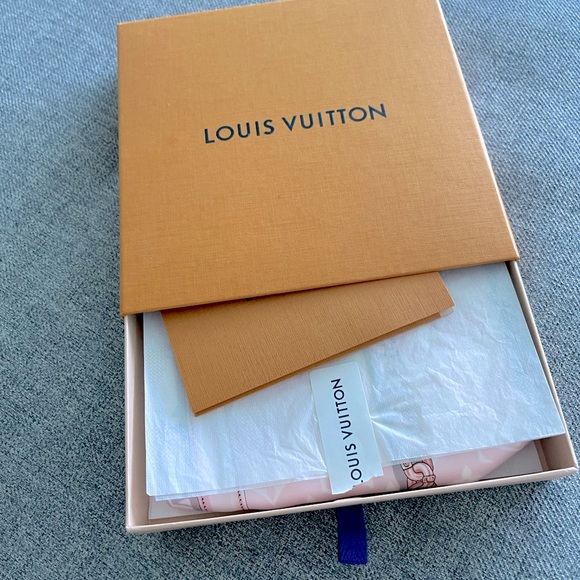 Louis Vuitton limited edition Confidential Square Scarf. - Picture 2 of 3